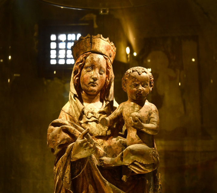 Figura Złotej Madonny w sali Mały Krzysztof w Ratuszu Głównego Miasta. 