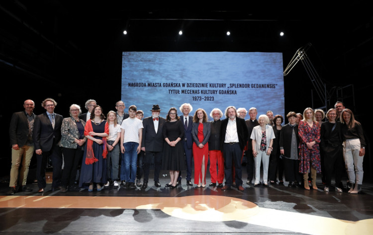 Po uroczystej gali do wspólnego zdjęcia zaproszono wszystkich obecnych na sali laureatów Splendor Gedanensis, również tych nagrodzonych w latach poprzednich. 