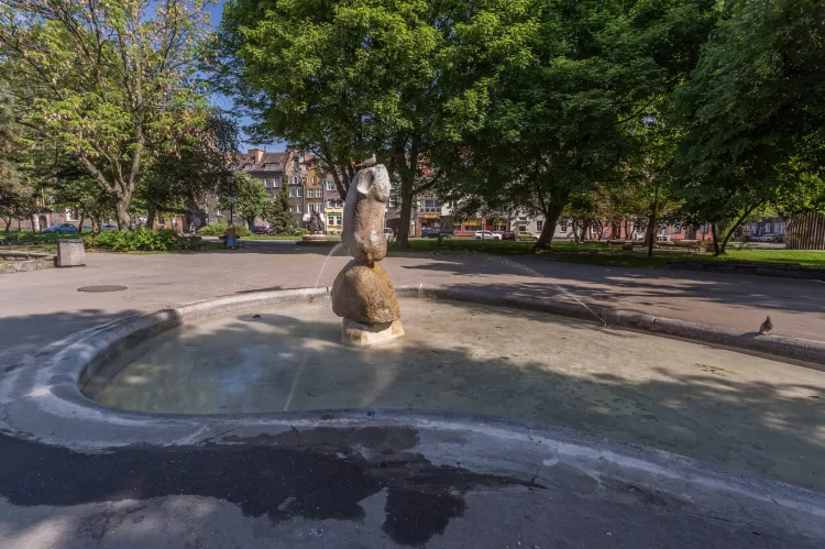 Fontanna na skwerze Świętopełka przy ul. Szerokiej miała być jedną z 7 nieuruchomionych w tym sezonie. Miasto jednak zmieniło decyzję i wszystkie fontanny zostaną włączone. 
