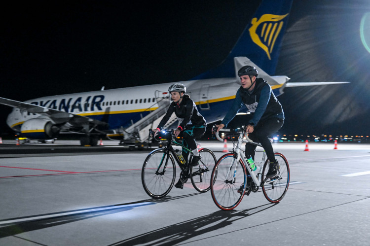 Nocny Duathlon to jedyna okazja, by pobiec i przejechać rowerem po pasie startowym gdańskiego lotniska.