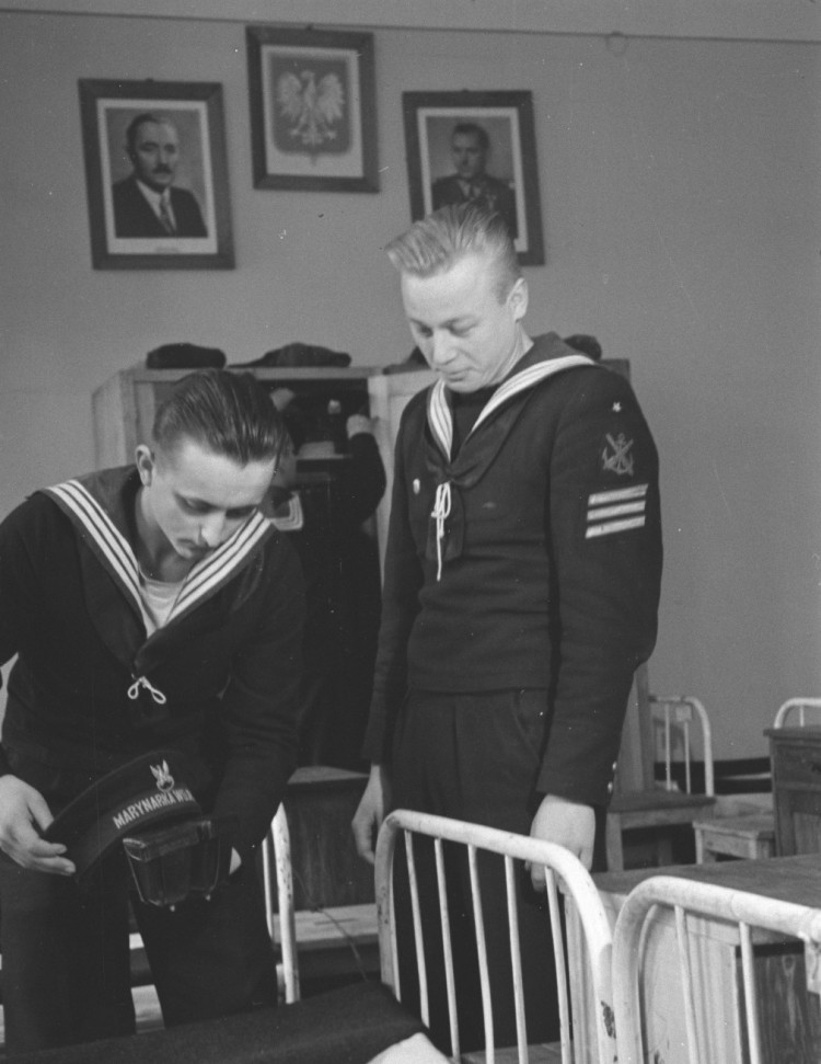 Marynarze w koszarach Marynarki Wojennej z okresu bezpośrednio po II wojnie światowej.