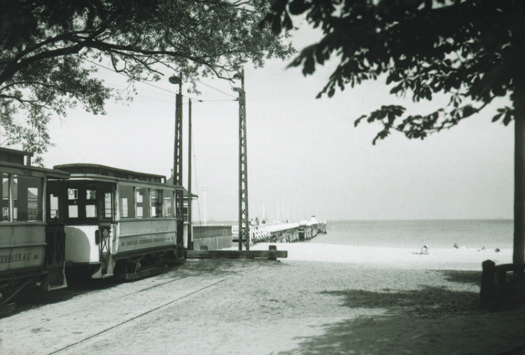 Zakończenie torów tramwajowych w pobliżu nieistniejącego dziś mola w Brzeźnie. Zdjęcie z lat 30. XX wieku