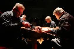 W rękach muzyków zespołu Karbidu niepozornie wyglądający stół okazuje się niesamowitym instrumentem, umożliwiającym grę niczym na osobliwej perkusji na czterech muzyków, osiem rąk, nogi i usta. "Stolik" to najbardziej muzyczny mebel świata.