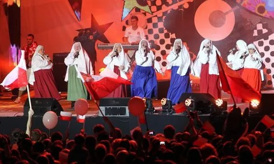 Ludowy zespół Jarzębina wykonuje piosenkę "Koko Euro spoko". Współczesna aranżacja ludowej melodii z tekstem odnoszącym się do Euro 2012 wywołuje skrajne emocje wśród Polaków.