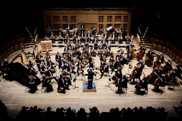 Orkiestra Filharmonii Pomorskiej w Bydgoszczy przysłała do Gdańska bardzo liczną reprezentację. W PFB rzadko grywa się utwory w tak rozbudowanej obsadzie, więc już samo to było dla publiczności ogromną atrakcją. 