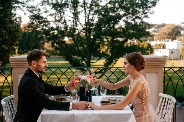 Biały Królik w Gdyni. Eleganckie wnętrza dworku wprowadzają w niesamowity nastrój, a tradycyjne potrawy ubrane w nowoczesne dodatki poszerzają horyzonty smaków. 