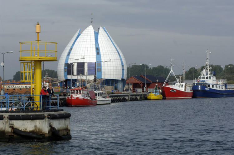 Biała flota powinna łączyć Hel z portem Nowy Świat, bo połączenie takie będzie atrakcyjne dla turystów i to po obu stronach Zatoki Gdańskiej - uważa Piotr Salecki. Na zdjęciu port w Helu.