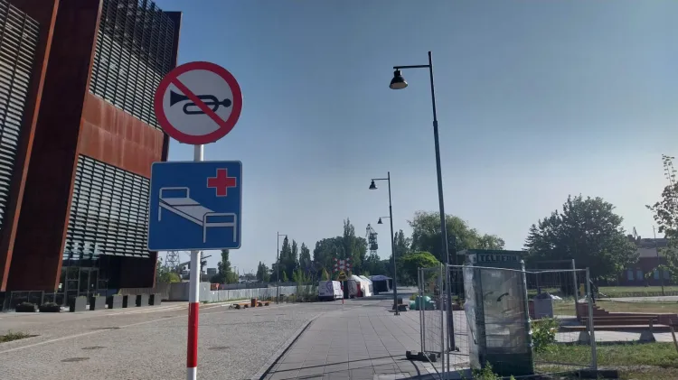 Obok oryginalnych znaków pojawiły się też charakterystyczne lampy.