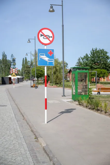 Artefakty, które pojawiły się w zmieniającej się stoczniowej przestrzeni, przypominają o historii tego miejsca. 