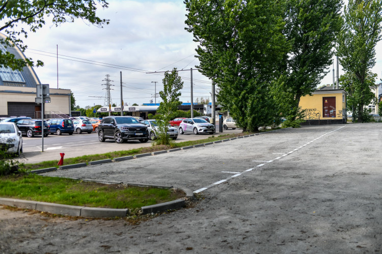 Gdynia. Parking przy  ulicy 3 Maja na przeciwko Hali Targowej niebawem będzie otwarty i tym samym płatny.