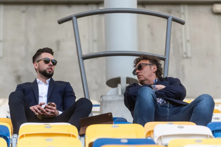 Prezydent Gdyni oczekuje wyjaśnień od właścicieli Arki Gdynia. Na zdjęciu od lewej: Michał Kołakowski i Jarosław Kołakowski, którzy zarządzają klubem od maja 2020 roku.