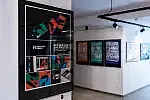 Wystawa stanowi prezentację retrospektywną 10-letniej kolekcji archiwum najlepszych na świecie prac typograficznych, wyróżnionych w konkursach Type Directors Club - międzynarodowej organizacji z siedzibą w Nowym Jorku.