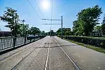 Torowisko tramwajowe odseparowane od jezdni, które docelowo powinno być elementem przestrzeni współdzielonej.