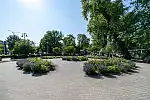 Plac z zielenią po stronie dawnego Domu Zdrojowego