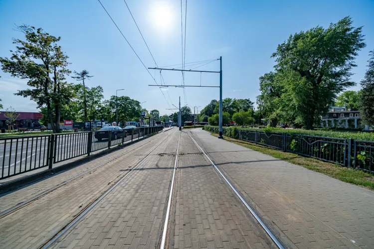 Torowisko tramwajowe odseparowane od jezdni, które docelowo powinno być elementem przestrzeni współdzielonej.