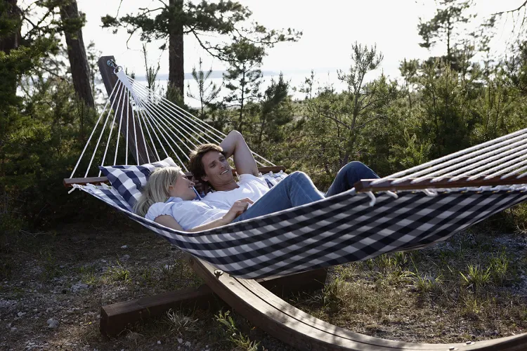Hamak Hästens dostępny jest również ze specjalnie dostosowanym stojakiem, dzięki czemu twój wypoczynek nie jest uzależniony od rodzaju terenu.