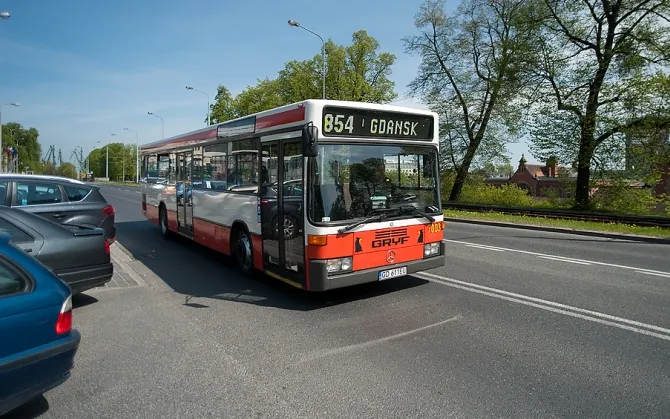 Autobusu PKS Gdańsk linii 854 pełni też rolę gimbusa. Wozi uczniów z Kowal do szkoły w Kolbudach i z powrotem. Przejazdy opłaciła uczniom Gmina Kolbudy.