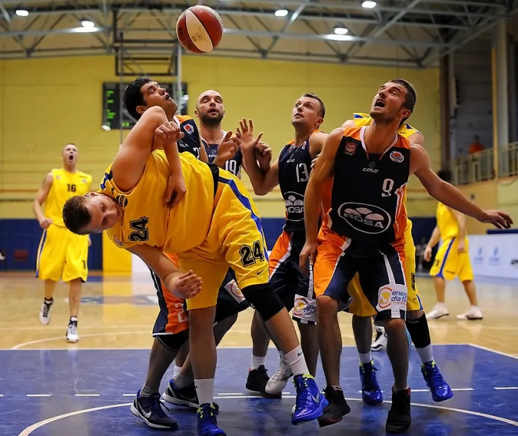 W finale rywalizacji o awans do Tauron Basket Ligi gdynian czeka prawdziwa bitwa przeciwko zespołowi z Radomia. Na zdjęciu Mateusz Kostrzewski walczący o piłkę z zawodnikami Rosy.