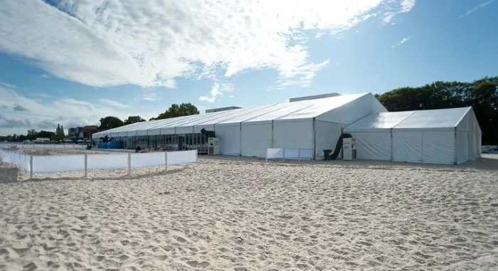 W zapewnieniu możliwości stawiania na plaży przenośnego pawilonu władze Sopotu chcą zwiększyć bazę dla turystyki konferencyjnej.
