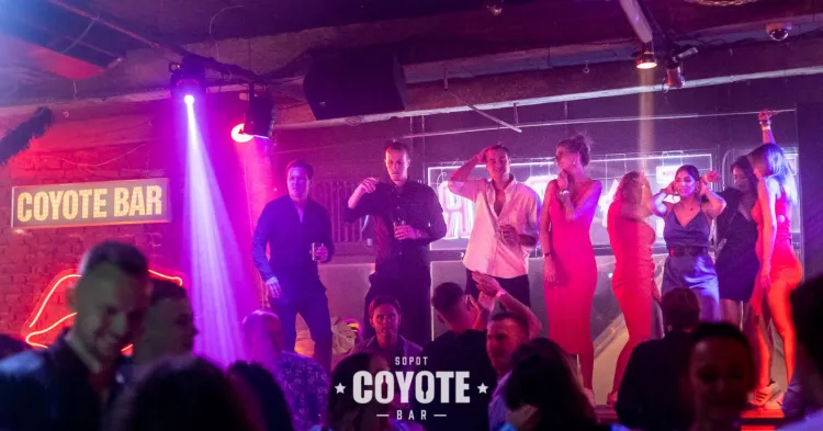 Coyote Bar to dyskoteka, w której tańczy się na barze.