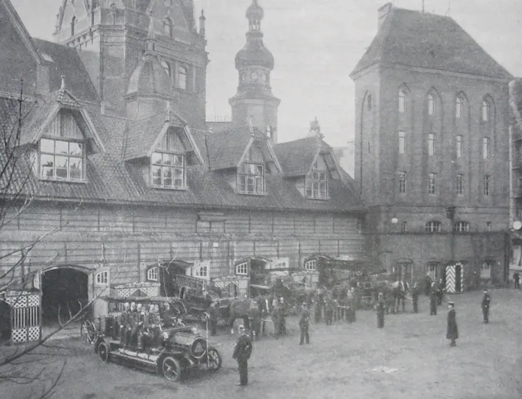 Prezentacja sprzętu gaśniczego w głównej siedzibie gdańskich strażaków - Dworze Miejskim i znajdujących się tuż obok garażach. Początek XX wieku.