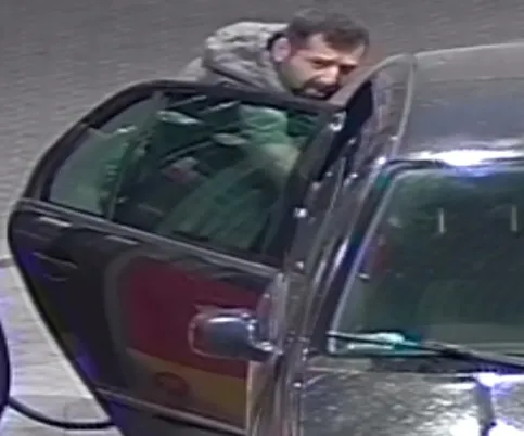 Ten mężczyzna zatankował paliwo na stacji benzynowej przy al. Zwycięstwa w Gdyni i odjechał bez płacenia. Jest poszukiwany przez policję.