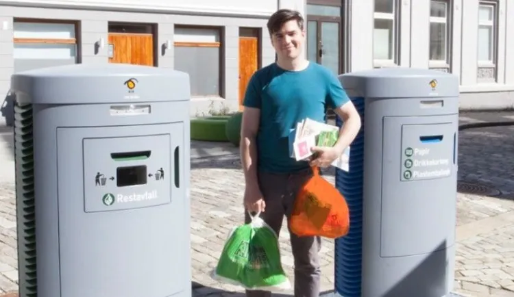 I Norge kastes avfall i containere som suger det under jorden og tar det med til riktig innsamlingssted.