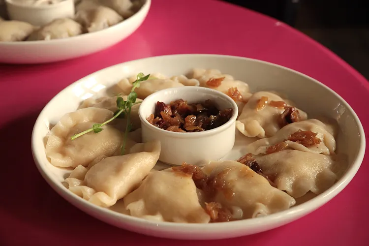 W kolejnym odcinku cyklu "Jemy na mieście" odwiedzam gdyńską restaurację Mandu. Na zdjęciu: pierogi z twarogiem i ziemniakami. 