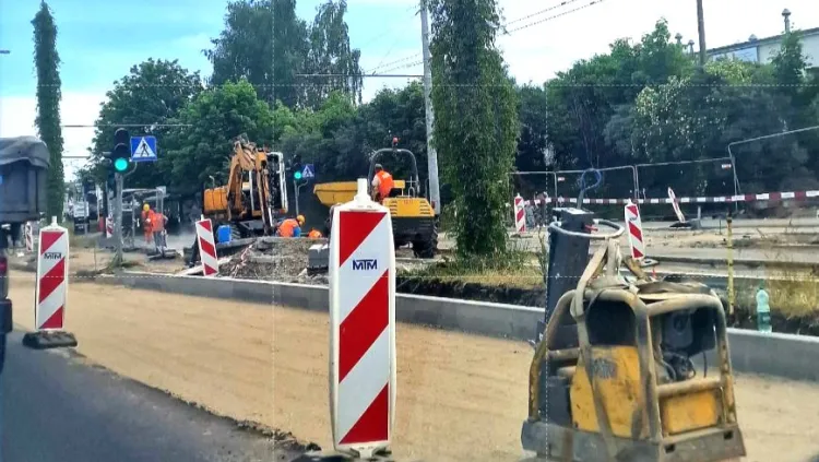 Prace na ul. Wielkopolskiej wciąż powodują spore utrudnienia na drodze.