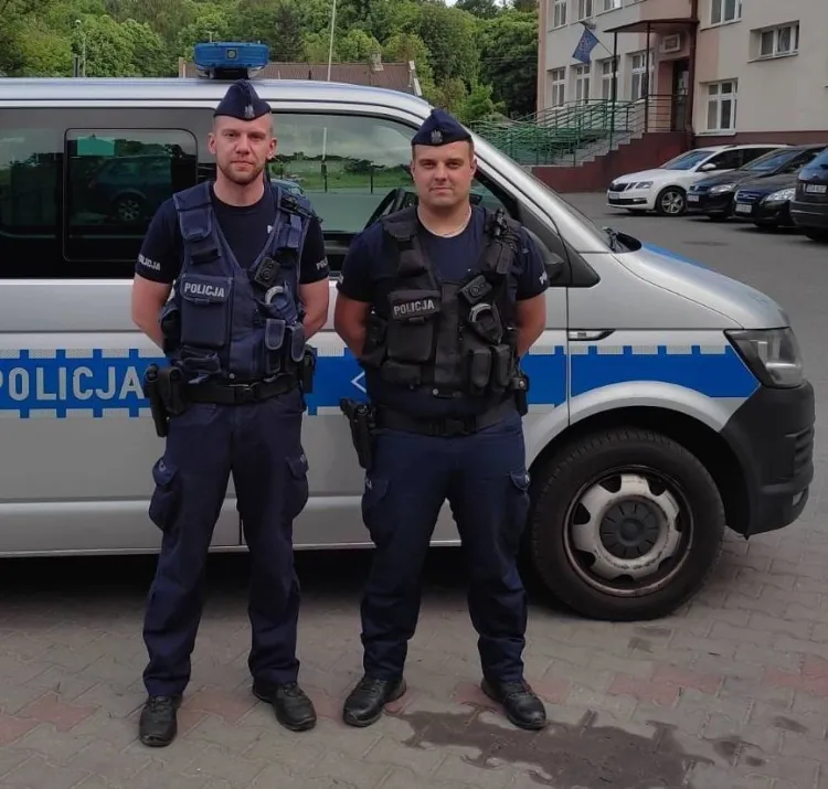 Policjanci z Ogniwa Patrolowo-Interwencyjnego z Komisariatu Policji VIII w Gdańsku, którzy pomogli 76-letniemu kierowcy z udarem.