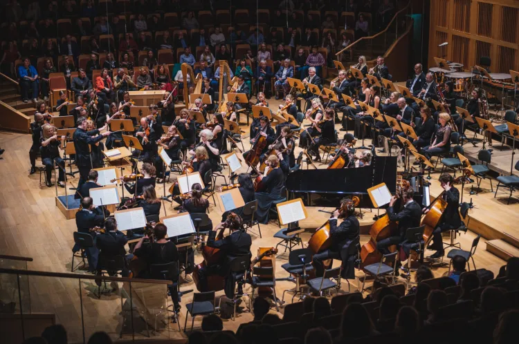 Podczas koncertu wieńczącego sezon orkiestra PFB w powiększonym, liczącym przeszło 100 muzyków składzie (prowadzona przez swojego dyrektora artystycznego Georga Cziczinadze), wykona II Symfonię c-moll "Zmartwychwstanie" Gustava Mahlera z udziałem śpiewaczek Soojin Moon-Sebastian (sopran) i Agnieszki Rehlis (mezzosopran) oraz 60-osobowego Chóru.