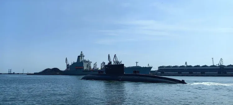 Okręt ORP Orzeł wychodzący na próby morskie wypatrzyli członkowie Stowarzyszenia Entuzjastów ORP Ślązak i Sympatyków Marynarki Wojennej.