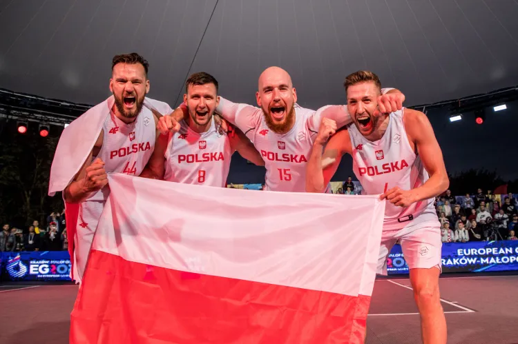 Brązowi medaliści Igrzysk Europejskich 2023 w koszykówce 3x3. Od lewej: Mateusz Szlachetka, Przemysław Zamojski, Adrian Bogucki, Szymon Rduch.