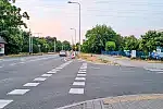 Skrzyżowanie ul. Gdańskiej z Uczniowską (po prawej). Istniejący przejazd zostanie przebudowany tak, aby łączył się z chodnikiem, na którym dopuszczony zostanie ruch rowerowy.