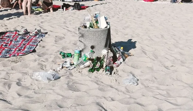 Śmieci na plażach to coroczny problem. By go rozwiązać, potrzeba dobrej woli turystów.
