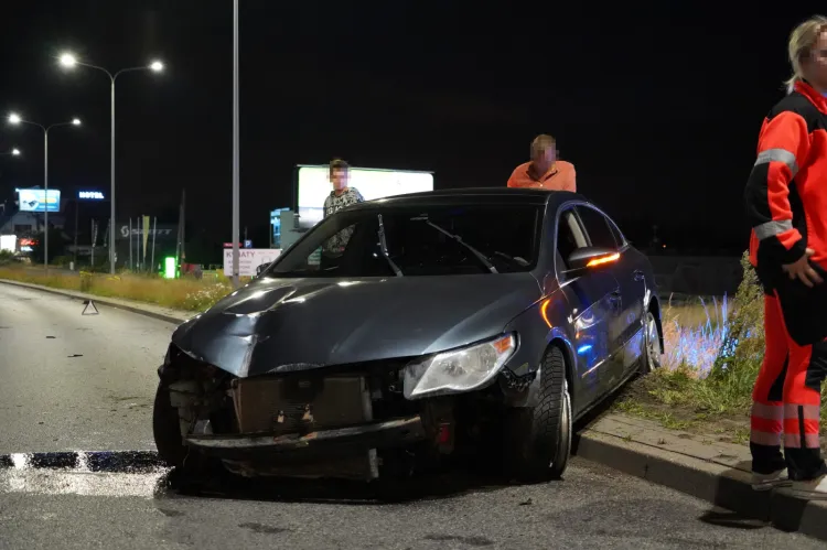 Jazda z Rumi do Gdyni dla 37-letniego kierowcy zakończyła się na szczęście "tylko" rozbitym samochodem.