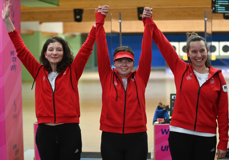 Wicemistrzynie Igrzysk Europejskich 2023 w konkursie drużynowym pistoletu kobiet 25 m. Od lewej: Joanna Wawrzonowska, Klaudia Breś, Julita Borek.