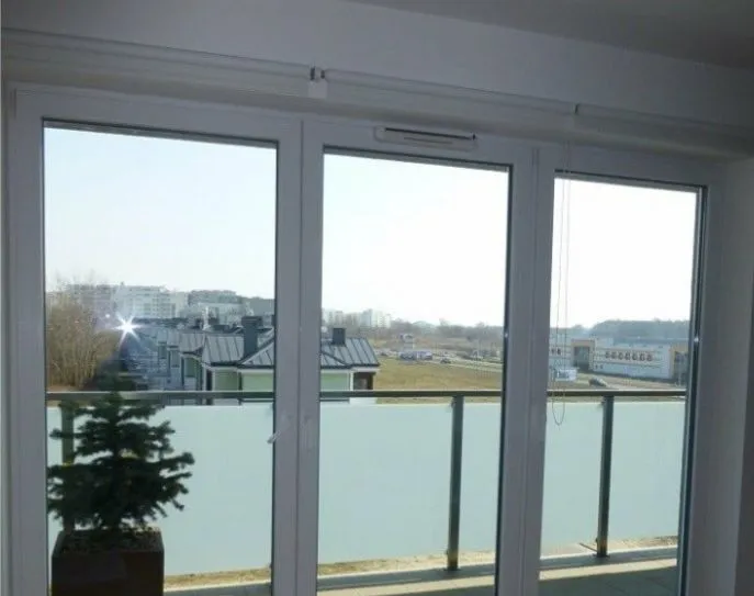 Nawiewnik okienny staje się dodatkowym elementem okna. Montaż jest możliwy w niemal wszystkich rodzajach okien.