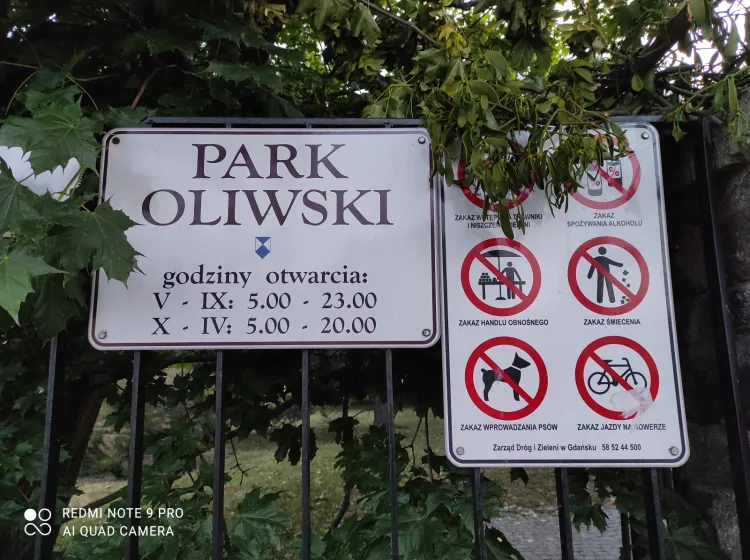 Lista zakazów przed wejściem do parku Oliwskiego jest dość długa, ale mimo to nie wszyscy się do nich stosują.