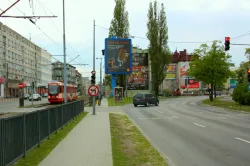 Dziś przejście tym chodnikiem jest niedozwolone. Nowa sygnalizacja umożliwi jednak bezpieczne uruchomienie przejścia bez jakiegokolwiek wpływu ruch samochodów i tramwajów.