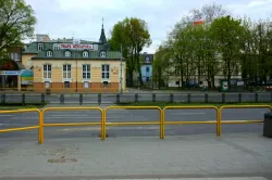 Przejście przy Teatrze Miniatura zostało zamknięte w grudniu 2010 roku mimo protestów mieszkańców. ZDiZ obiecywał jego przywrócenie w 2011, a potem 2012 roku. Na razie nic się tu nie dzieje.