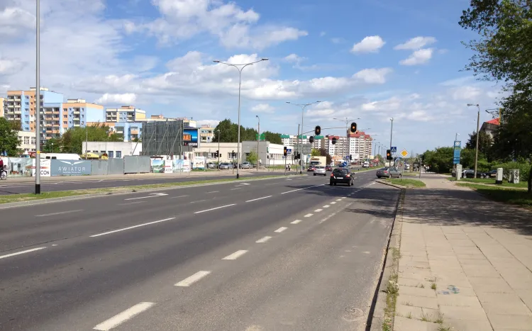 Nieczynna zatoka autobusowa w ciągu al. Jana Pawła II przed skrzyżowaniem z ul. Leszczyńskich.