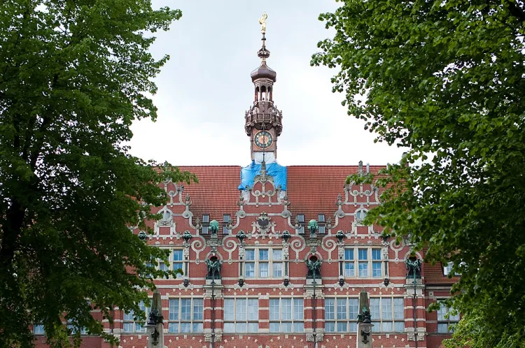 Wieża zegarowa po 67 latach wróciła na gmach główny Politechniki Gdańskiej.