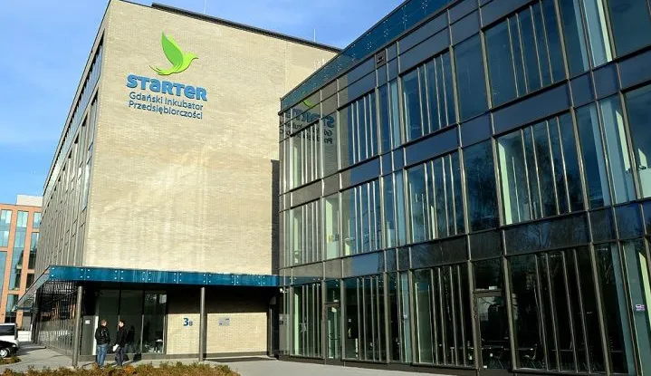 Banki to nie jedyne instytucje, które wspomagają start-upy. W Trójmieście takim przykładem jest STARTER Gdański Inkubator Przedsiębiorczości oraz trójmiejskie parki naukowo-technologiczne. 