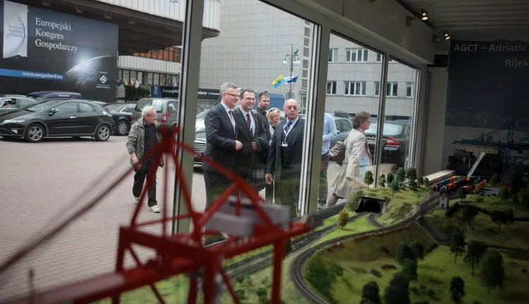 Kontener z makietą ustawiono na placu Sejmu Śląskiego, kilkanaście metrów od Centrum Kultury Katowice im. Krystyny Bochenek, w którym odbywa się Europejski Kongres Gospodarczy.