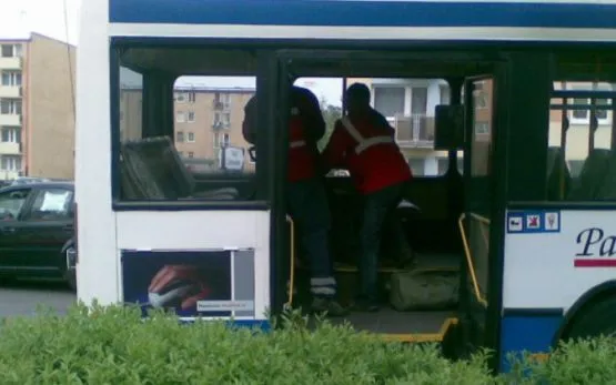 Ratownicy udzielają w Trolejbusie pomocy zaatakowanemu mężczyźnie.