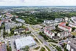 Rejon ul. Platynowej - Krzemowej - Kadmowej jest traktowany jako osiedlowe centrum usługowe, które wymaga dopracowanej i przemyślanej aranżacji przestrzeni publicznej.