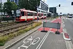 Przekreślone znaki, barierki i wygrodzenia - tak od kilku miesięcy wygląda nowa trasa rowerowa na Jana z Kolna w Gdańsku. Choć korzystają z niej rowerzyści, to inwestycja nadal nie jest oficjalnie oddana do użytku.