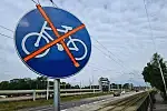 Przekreślone znaki, barierki i wygrodzenia - tak od kilku miesięcy wygląda nowa trasa rowerowa na Jana z Kolna w Gdańsku. Choć korzystają z niej rowerzyści, to inwestycja nadal nie jest oficjalnie oddana do użytku.