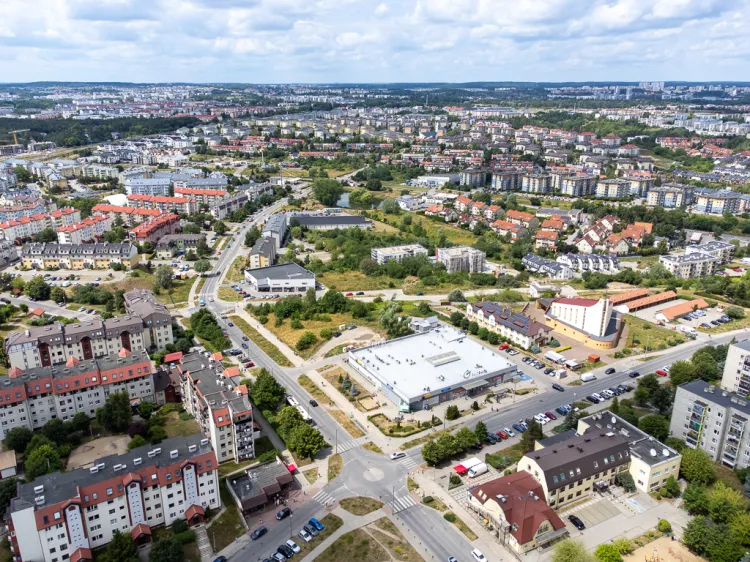 Rejon ul. Platynowej - Krzemowej - Kadmowej jest traktowany jako osiedlowe centrum usługowe, które wymaga dopracowanej i przemyślanej aranżacji przestrzeni publicznej.